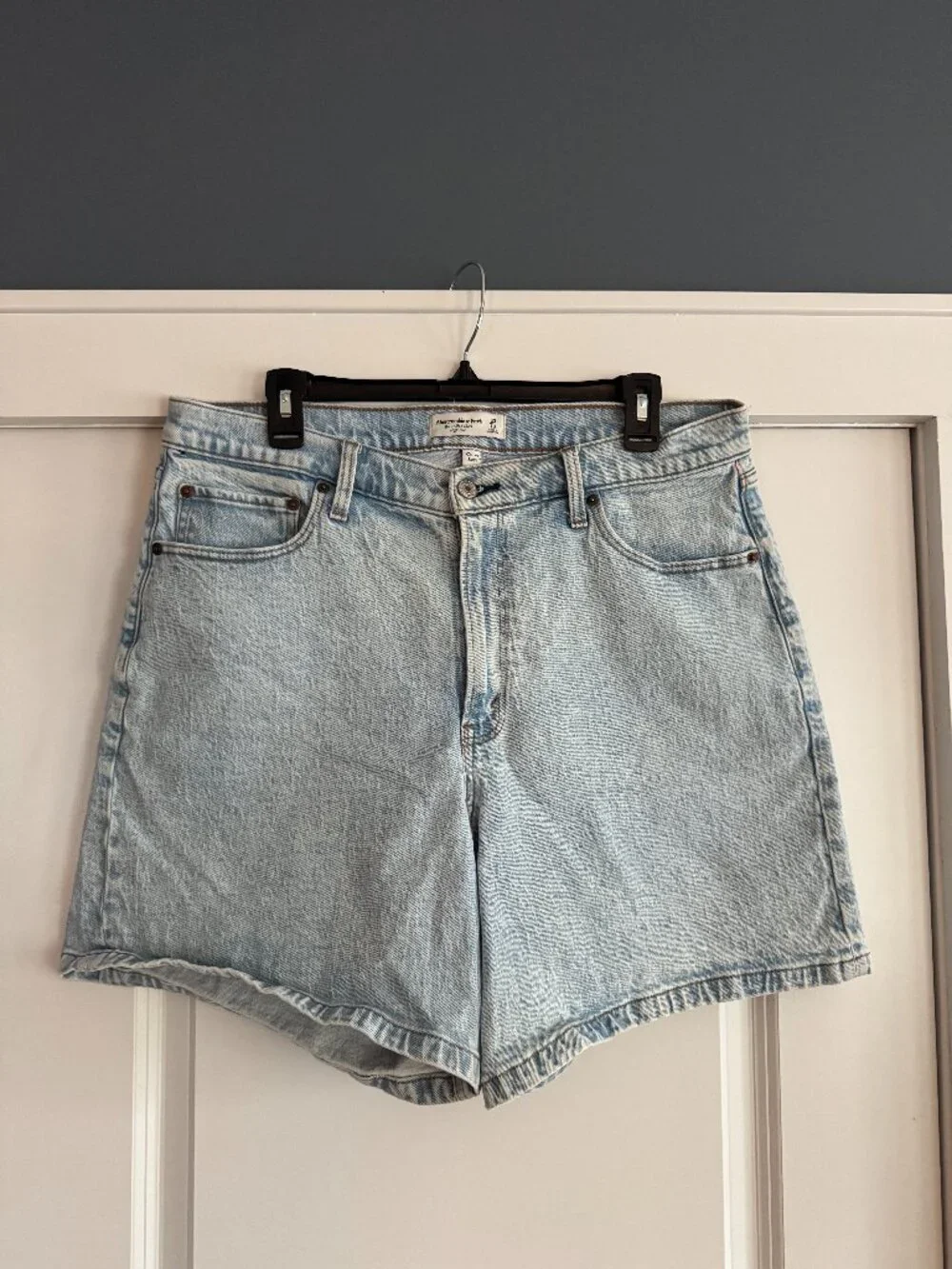 Abercrombie & Fitch The 7" Dad Short High Rise Curve Love Light Wash Size 33 - Picture 1 of 4